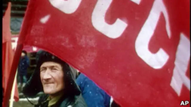 Коммунист с красным флагом в Москве