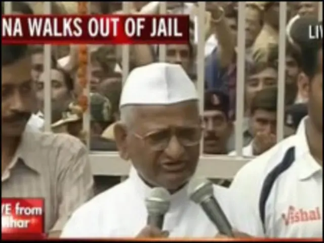 अन्ना हज़ारे तिहाड़ से बाहर आते हुए