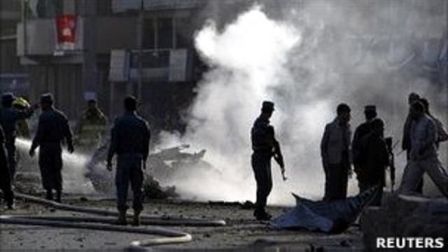 阿富汗喀布爾市內警察緊張查看爆炸現場（19/8/2011）