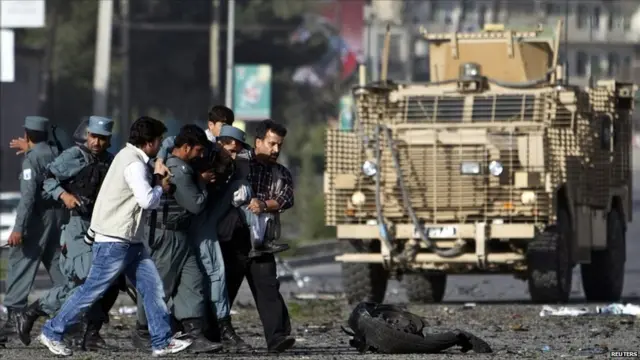 Sejumlah pembom bunuh diri menyerang kantor British Council di ibu kota Afghanistan, Kabul hari Jumat (19/8) menewaskan paling tidak delapan orang, sebagian besar polisi. 