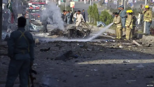 Setelah paling tidak dua bom bunuh diri kendaraan meledak di dekatnya, diantaranya merobohkan tembok British Council, sekelompok pria dengan senapan mesin dan granat memaksa masuk.