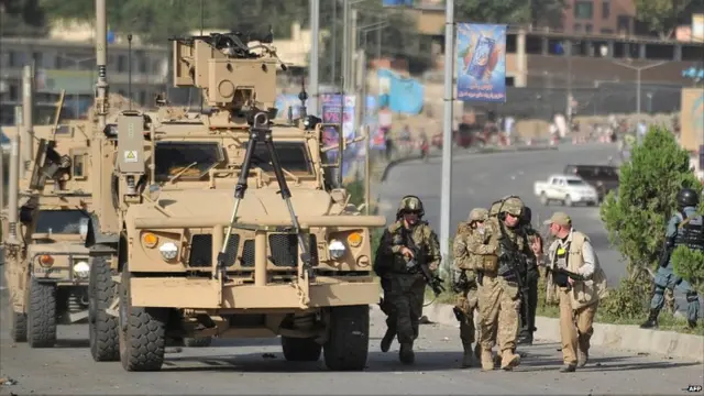 Pasukan Inggris dan Amerika Serikat tiba sementara tentara Afghanistan menjadi kekuatan pendukung, kata sejumlah pejabat Afghanistan kepada BBC. 