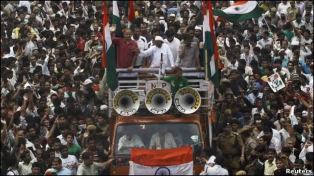 जन लोकपाल बिल को मिल रहे जन समर्थन को देखते हुए कोई भी इसकी खुले तौर पर बुराई भी नहीं करना चाहता