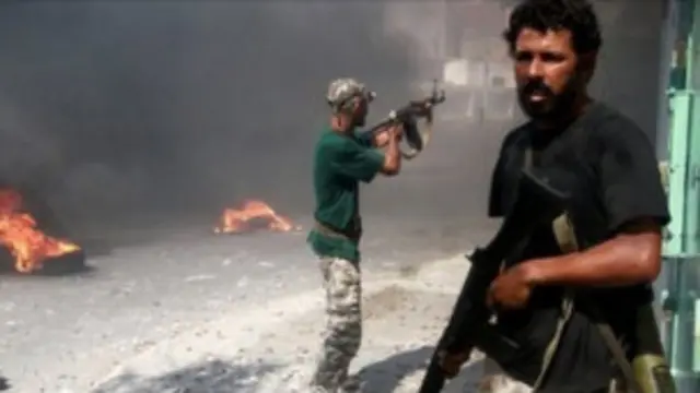 Kelompok oposisi mengklaim telah menguasai Kota Zawiya dan mengusir tentara pro Gaddafi.