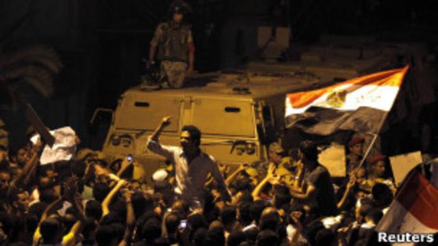 Протестующие перед зданием посольства Израиля в Каире