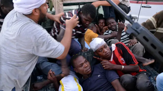 Beberapa orang yang diduga pendukung rezim Tripoli ditangkap dan ditempatkan di pick-up. 