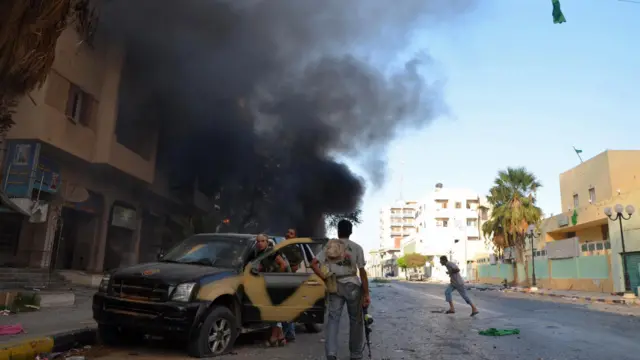 Pemberontak berusaha berlindung saat beroperasi di Zawiya. 