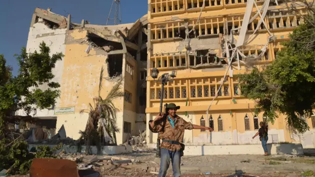 Pemberontak merayakan kemenangan menguasai Zawiya. 