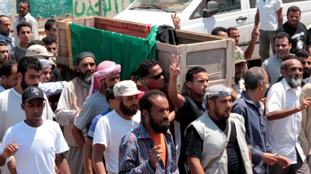 Pemberontak juga mengaku telah menguasai kota pelabuhan Brega. Foto ini diambil hari Jumat (19/8) saat warga membawa satu dari tiga peti jenazah pemberontak yang tewas di Brega. 
