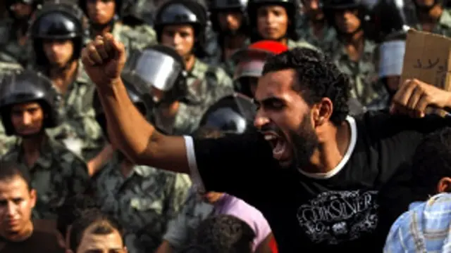 Warga Mesir memprotes aksi militer Israel yang menewaskan lima penjaga perbatasan.