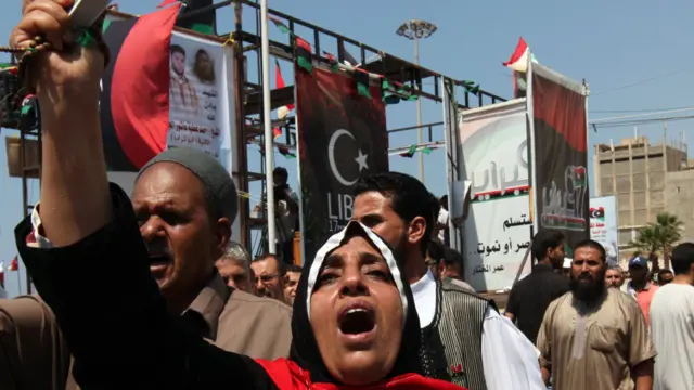 Seorang ibu pada pemakaman pemberontak yang tewas pada bentrokan di Brega. 