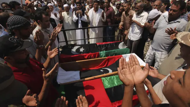 Warga mendoakan jenazah pemberontak yang tewas karena serangan pasukan pendukung Muammar Gaddafi di Brega.