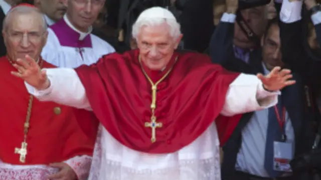 Kunjungan paus di Spanyol dikecam karena memakan biaya besar