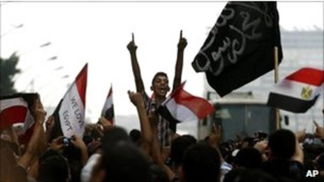 Египетские демонстранты у здания посольства Израиля в Каире