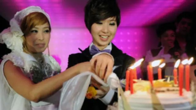 Katta ayol bilan porno yosh yigit