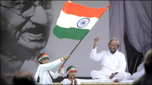 अनशन पर बैठे अन्ना हज़ारे