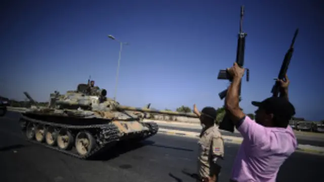 Ratusan pemberontak bergerak ke arah Tripoli