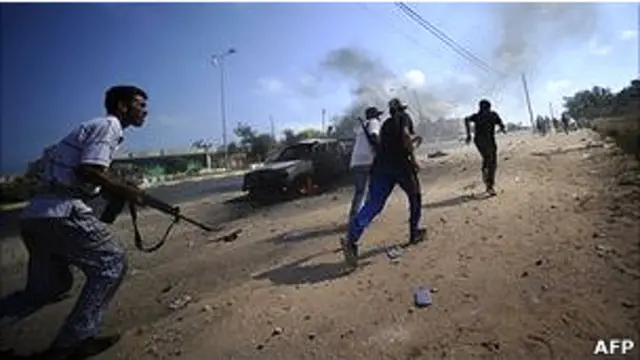 Phe nổi dậy trên đường tiến vào Tripoli