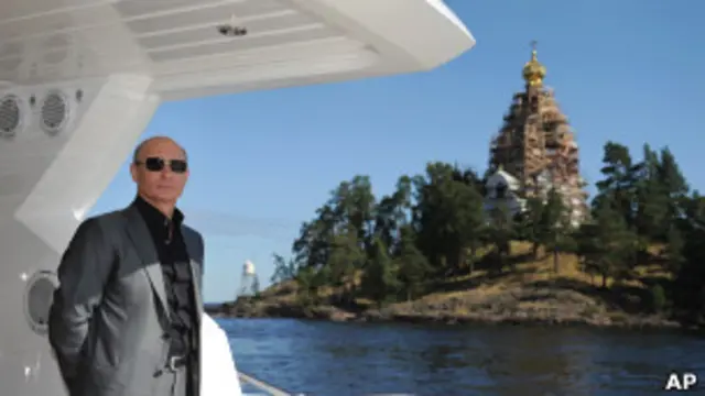 Премьер-министр России Владимир Путин смотрит с лодки на монастырь на острове Валаам 14 августа 2011 года