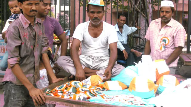 दिल्ली में ठेलों पर भी आपको अन्ना से जुड़ा सामान मिल जाएगा.