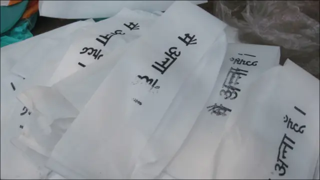 मैं अन्ना हूँ लिखी टोपियाँ भी ख़ूब बिक रही हैं. माँग के कारण पांच रुपए में मिलने वाली ये टोपी अब 20 रुपए में मिल रही है.