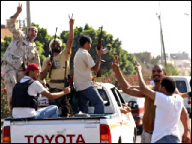 دارالحکومت طرابلس میں کئی مقامات پر جشن منایا جا رہا ہے