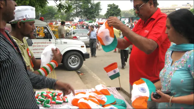 दिल्ली में रामलीला मैदान के बाहर सामान ख़रीदता एक व्यक्ति