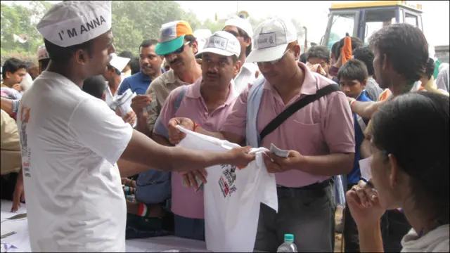 अन्ना टीशर्ट की काफ़ी माँग है