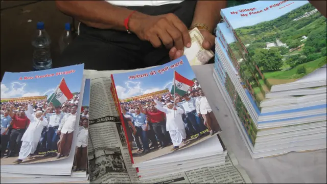 अन्ना से जुड़ी किताबें और पर्चे भी रामलीला मैदान में लोग ख़रीद रहे हैं.