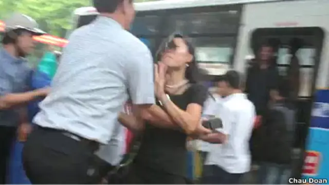 An ninh mặc thường phục và sắc phục bắt hơn 40 người biểu tình khỏi trung tâm Hà Nội hôm 21/8