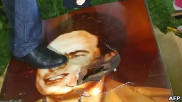 Foto Gaddafi diinjak-injak