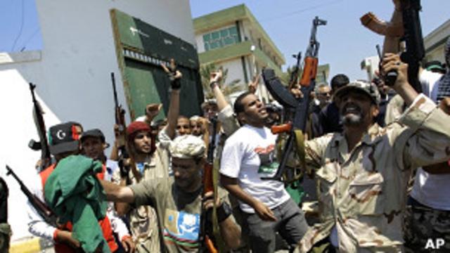 Rebeldes libios disparan al cielo en Trípoli