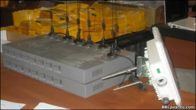 د مخابراتو وزارت وايي له شبکو سره یې د تړاوو په تور یو پاکستانی نیولی او یو افغان نیولي او د یو بل ایراني او د هغه افغان ملګري لټون روان دی.