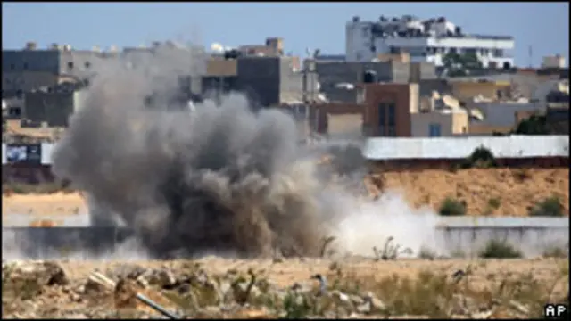 Tin tức cho hay quân nổi dậy đang tấn công vào đại bản doanh của Đại tá Gaddafi