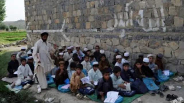 دغه ښوونکي د تخار ولایت د خواجه بهاء الدین ولسوالۍ د ۱۸ ښوونځیو دي چې شمېر یې شاوخوا ۳۰۰ ښوونکو ته رسېږي.