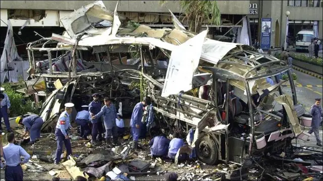 8 مئی 2002 کو کراچی میں شیریٹن ہوٹل کے باہر فرانسیسی انجینیرز کی بس پر خود کش حملہ کیا گیا۔ اس حملے میں نو فرانسیسی انجینیئر اور پانچ پاکستانی ہلاک ہوئے۔