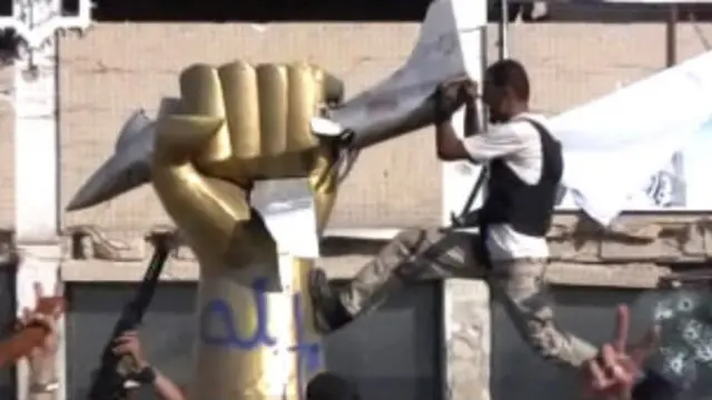 Pemberontak merusak simbol-simbol kekuasaan Gaddafi