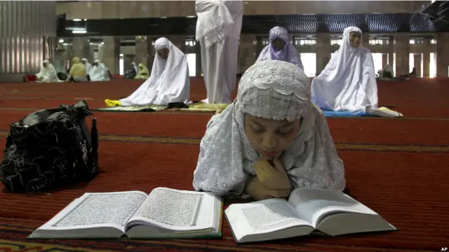 Membaca Al Quran di masjid