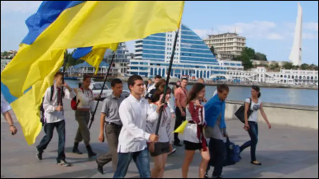 Хода із українськими прапорами у День Незалежності у Криму не сподобалася міліції