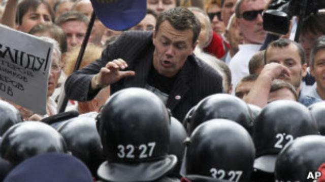 Украинский спецназ преграждает оппозиционерам дорогу к центру Киева