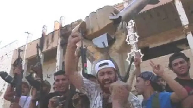 Pemberontak terus mencari Kolonel Muammar Gaddafi di kompleksnya