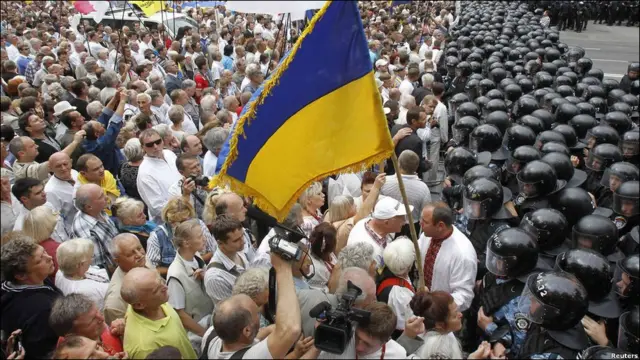 Демонстранти і спецназ у Києві
