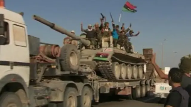 Pemberontak bergerak ke Sirte dimana pendukung Gaddafi menunjukkan perlawanan sengit