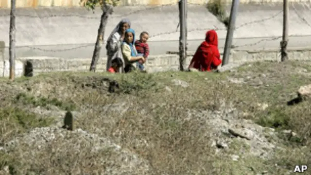 دولت هند دستور داده است که تحقیقها ادامه پیدا کنند و معلوم شود که چه کسانی در این گورها دفن شدهاند