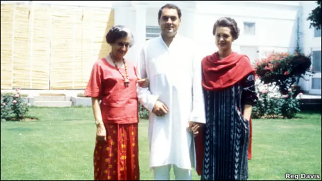 अपनी माँ और पत्नी के साथ राजीव गांधी