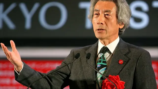 Junichiro Koizumi pertama kali terpilih tahun 2001. Dia adalah politikus yang populer dan kontroversial. Di tahun 2005 dia memimpin Partai Demokratik Liberal (LDP) mendapatkan suara terbanyak dalam sejarah. Dia satu-satunya perdana menteri Jepang yang berkuasa selama lebih lima tahun. 