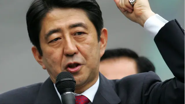 Shinzo Abe dari LDP adalah perdana menteri termuda sejak Perang Dunia. Tetapi dia kesulitan menggantikan Koizumi. Dia mundur pada September 2007, satu tahun setelah berkuasa karena kalah di parlemen, pengunduran diri anggota kabinet dan salah urus dana pensiun. 