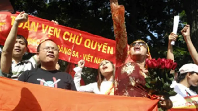 Bà Bùi Hằng trong một cuộc biểu tình chống Trung Quốc