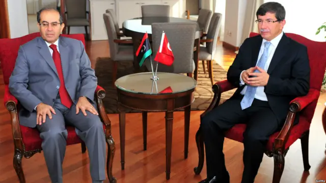 Trong cuộc tiếp xúc với Ngoại trưởng Thổ Nhĩ Kỳ Ahmet Davutoglu (phải), Mahmouod Jibril, nhân vật số hai trong lực lượng lãnh đạo phe nổi dậy NTC, nói Phương Tây cần phải bỏ lệnh phong tỏa tài sản của Libya để tân chính phủ có thể gây dựng lại sau cuộc nổi dậy chống ông Gaddafi.