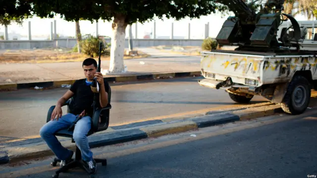 Cho tới cuối ngày 25/8, tình trạng giao tranh dữ dội vẫn tiếp diễn tại thủ đô Tripoli, giữa các lực lượng trung thành với chính phủ cũ và phe nổi dậy. Phe phiến quân đã treo giải 1,7 triệu đô la cho việc bắt được ông Gaddafi, "dù còn sống hay đã chết".